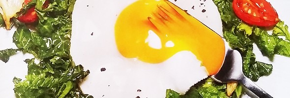 Jajka sadzone na zielonej wiosennej sałacie 